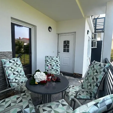 Apartments Mateo Lopar Exterior photo